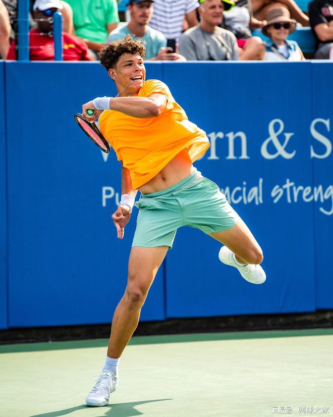 开场不久就 开场不久就